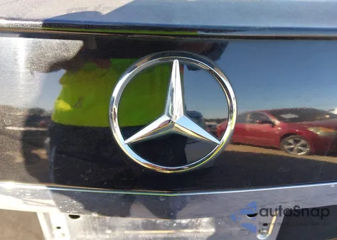 2013 Mercedes-Benz E 550 4Matic z USA, uszkodzony, nr VIN WDDHF9BB2DA718482